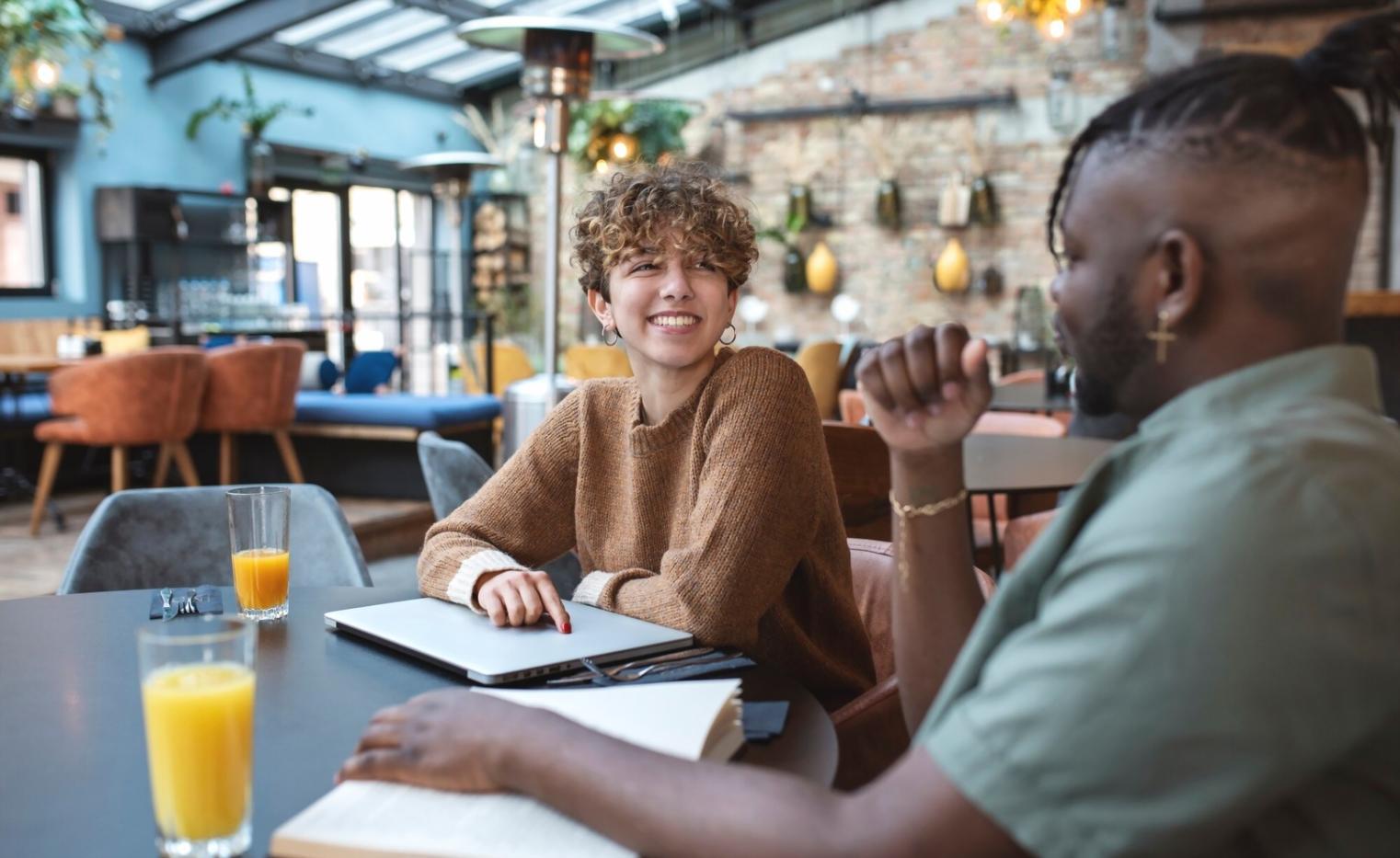 Familia planificando su futuro financiero juntos