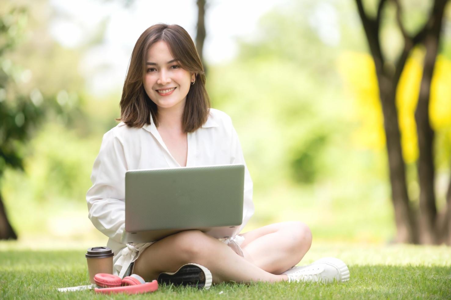 Persona revisando documentos financieros en un espacio tranquilo de trabajo