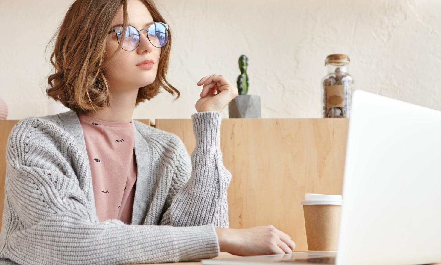 Profesionales colaborando en estrategias de planificación financiera familiar